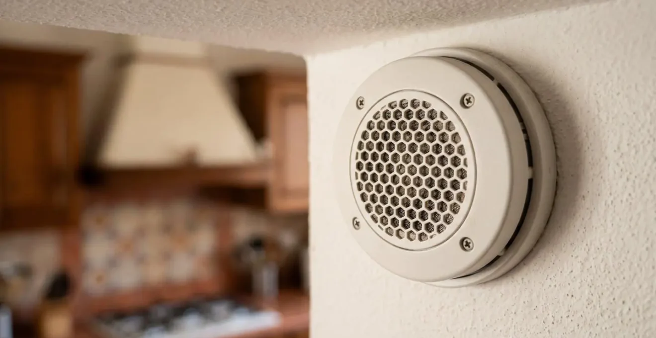 Vista dall'alto di una cucina con indicazioni precise per il posizionamento del sensore gas secondo normativa