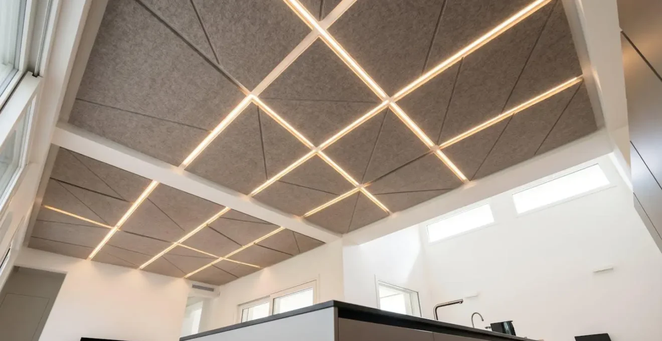 Soffitto con pannelli fonoassorbenti e illuminazione integrata in open space moderno